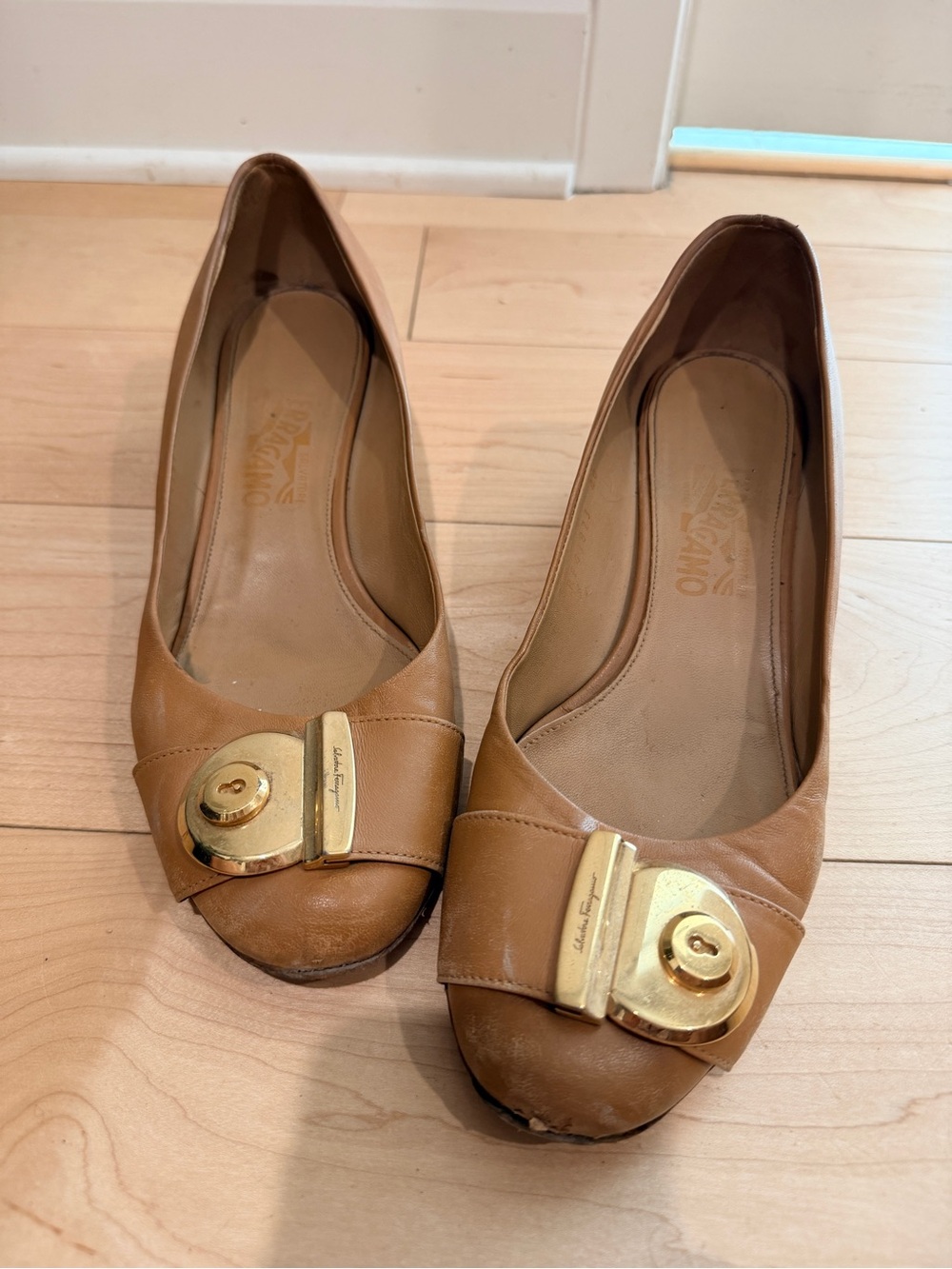 Ferragamo Tan Leather Ballet heels with Gold Accent